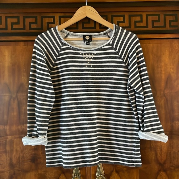 Jones New York Sweaters - Jones New York sport women’s blouse size Large in good condition smoke free home